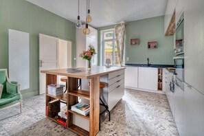 Frigorífic, microones, forn i placa de cuina