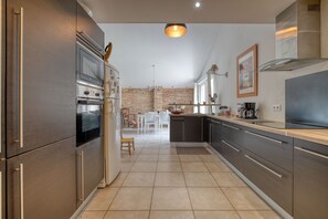Fridge, microwave, oven, stovetop - La Demeure de Jeanne – Elegance & Comfort near Toulouse, Perfect for Families or Friends (Cadours)