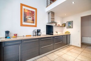 Fridge, microwave, oven, stovetop - La Demeure de Jeanne – Elegance & Comfort near Toulouse, Perfect for Families or Friends (Cadours)