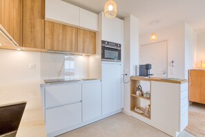 Frigorífico, microondas, horno y placa de cocina
