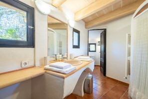 Shower, hair dryer, towels - Country House 'Na Timonera' near the Beautiful Cala Mondragó, with Private Pool and Wi-Fi (Santanyí)
