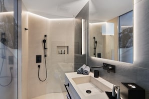 Shower, hair dryer, towels - Chalet 'Ski' with Mountain View, Private Terrace and Wi-Fi (Selva di Val Gardena)