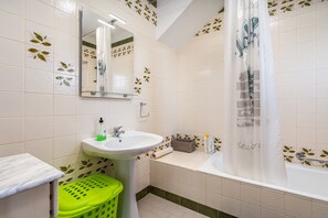 Shower, towels - Apartment 'Casa Doce' with Shared Pool, Wi-Fi and Air Conditioning (Alvor)