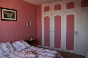 2 bedrooms, iron/ironing board, free WiFi