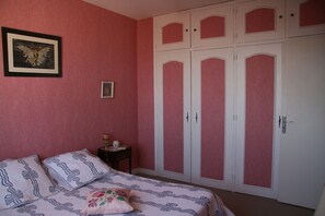 2 soverom, strykejern/-brett og wi-fi (inkludert)