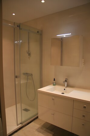 Douche, sèche-cheveux