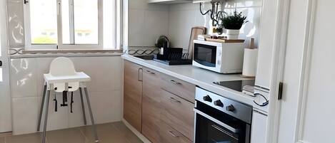 Kylskåp, mikrovågsugn, ugn och spishäll