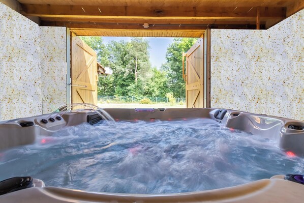 Outdoor spa tub
