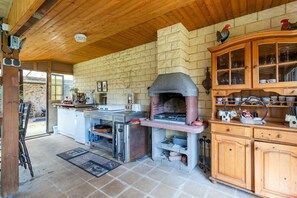 Fridge, microwave, oven, stovetop - Small Independent House in Rouffignac – Nature Charm, Terrace, Spa & Culinary Workshops (Rouffignac-Saint-Cernin-de-Reilhac)