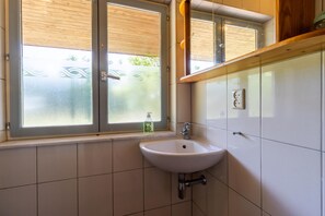 Regadera, secadora de cabello, toallas 