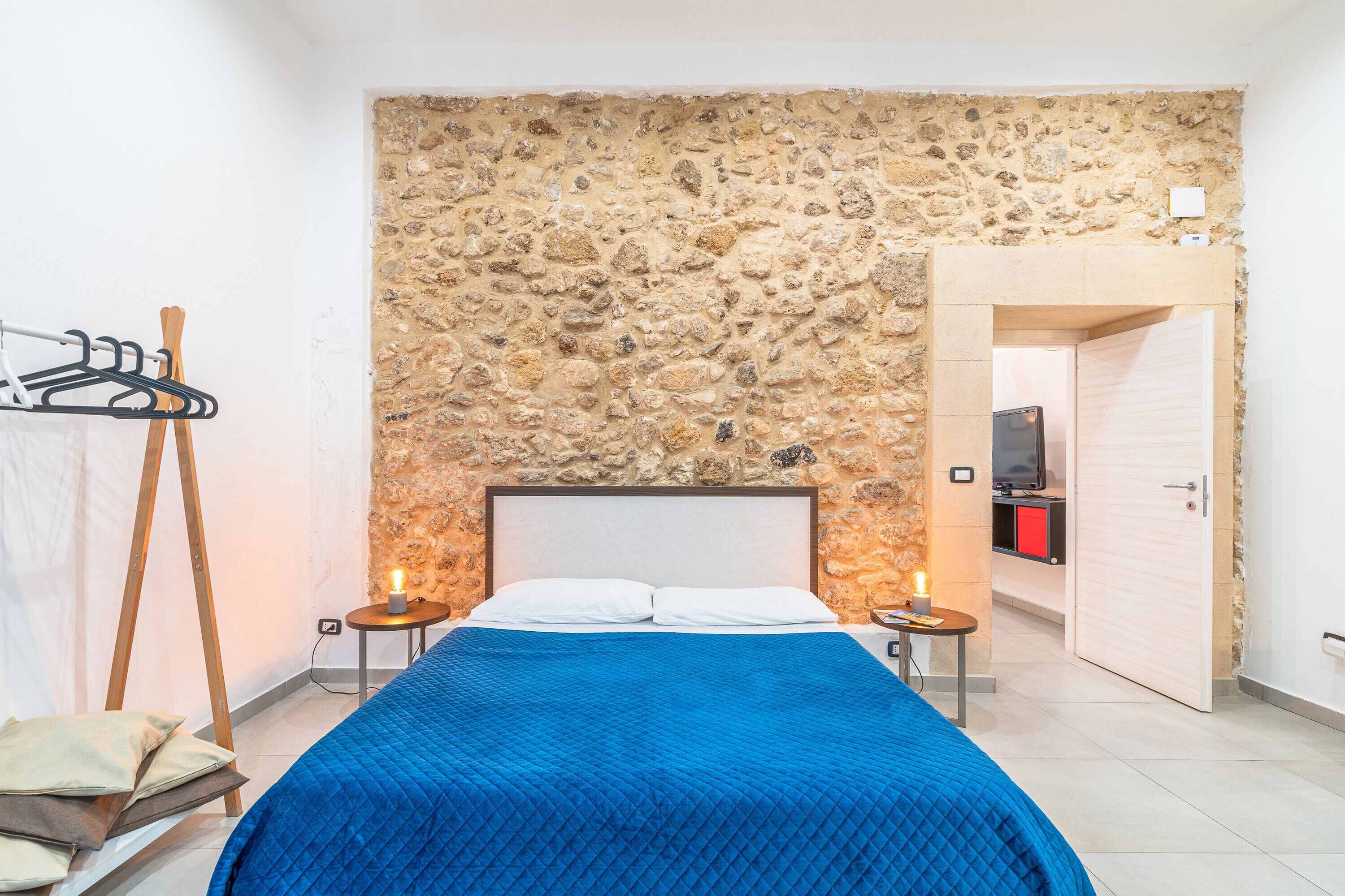 1 habitación, tabla de planchar con plancha, wifi gratis y ropa de cama 