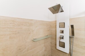 Douche, séchoir à cheveux, serviettes fournies