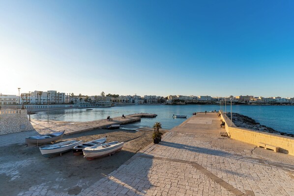 Marina - 'Andromeda' Room with Shared Terrace, Wi-Fi and Air Conditioning (Otranto)