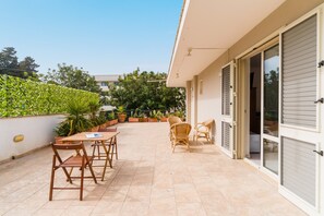 Outdoor dining - Room 'Cassiopea' with Shared Terrace, Wi-Fi, and Air Conditioning (Otranto)