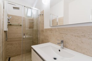 Douche, sèche-cheveux, serviettes fournies