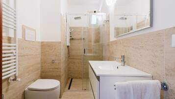 Douche, sèche-cheveux, serviettes fournies