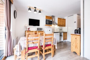Une cuisine équipée de meubles en bois, d’un four à micro-ondes, d’un grille-pain et d’un réfrigérateur.