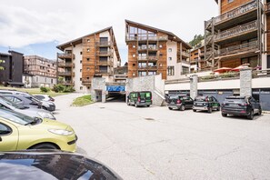 Property grounds - Apartment 'Les Chalets De La Vanoise N°4208' with Mountain View and Balcony (Villarodin-Bourget)