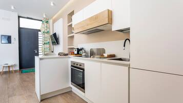 Frigorifero, forno, piano cottura, lavastoviglie