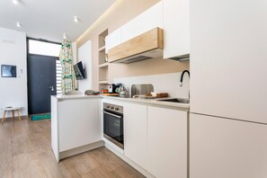 Een koelkast, een oven, een kookplaat, een vaatwasser