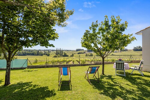 Small House in the Heart of the Vineyards – Comfortable and Eco-Friendly Getaway with Air Conditioning