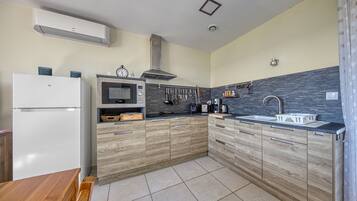 Køleskab, mikrobølgeovn, ovn, kogeplade