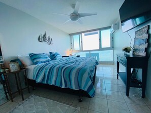 2 habitaciones, escritorio y tabla de planchar con plancha 