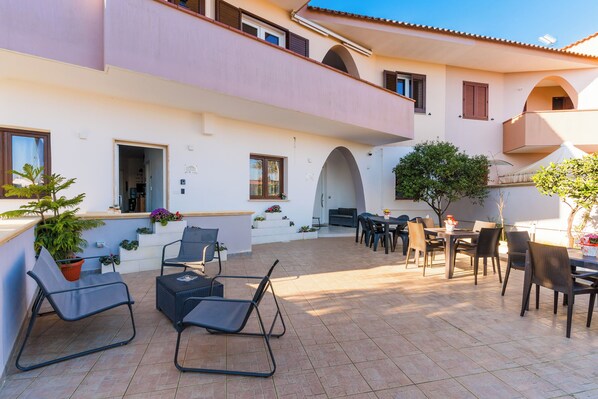 Outdoor dining - Luxury 12 - Room 'Sophia' with Shared Terrace, Wi-Fi and Air Conditioning (Tuglie)