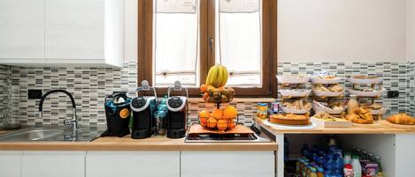 Fridge, coffee/tea maker