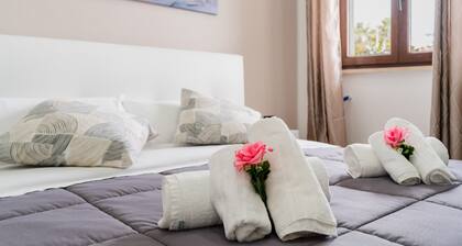 'Luxury 12 - Room Anna' with Shared Terrace, Wi-Fi and Air Conditioning