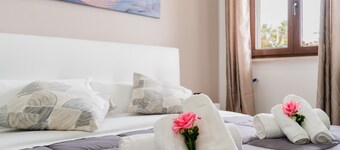 'Luxury 12 - Room Anna' with Shared Terrace, Wi-Fi and Air Conditioning