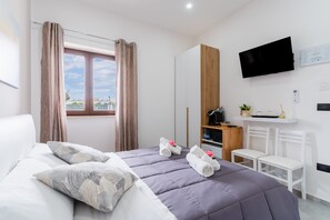 1 bedroom, free WiFi, bed sheets, wheelchair access - 'Luxury 12 - Room Anna' with Shared Terrace, Wi-Fi and Air Conditioning (Tuglie)