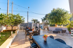 Outdoor dining - 'Luxury 12 - Room Aurora' with Shared Terrace, Wi-Fi and Air Conditioning (Tuglie)