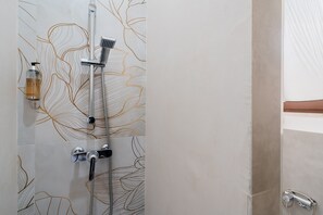 Shower, hair dryer, towels - 'Luxury 12 - Room Aurora' with Shared Terrace, Wi-Fi and Air Conditioning (Tuglie)