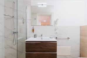 Een douche, een haardroger, handdoeken