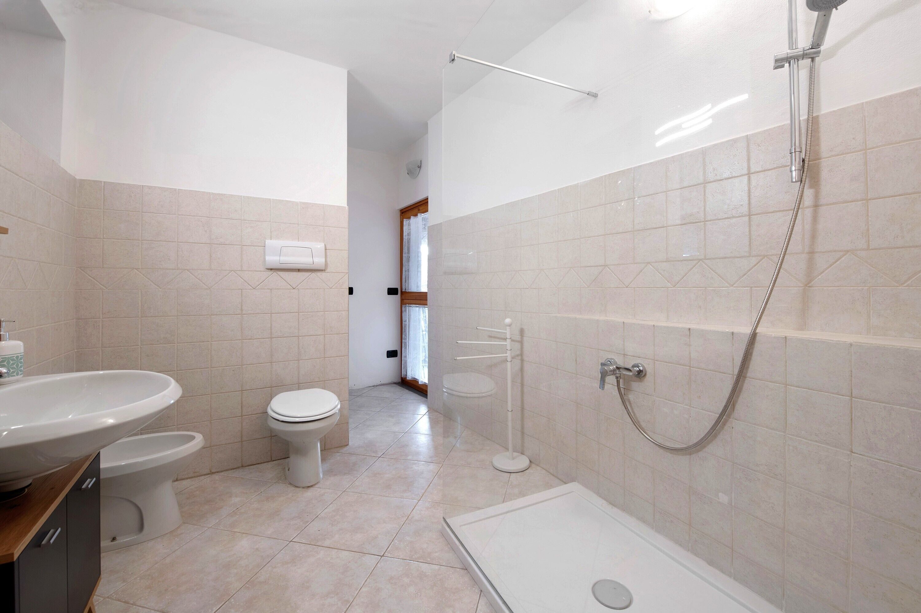 Ein Badezimmer mit Waschbecken, Toilette und Dusche.