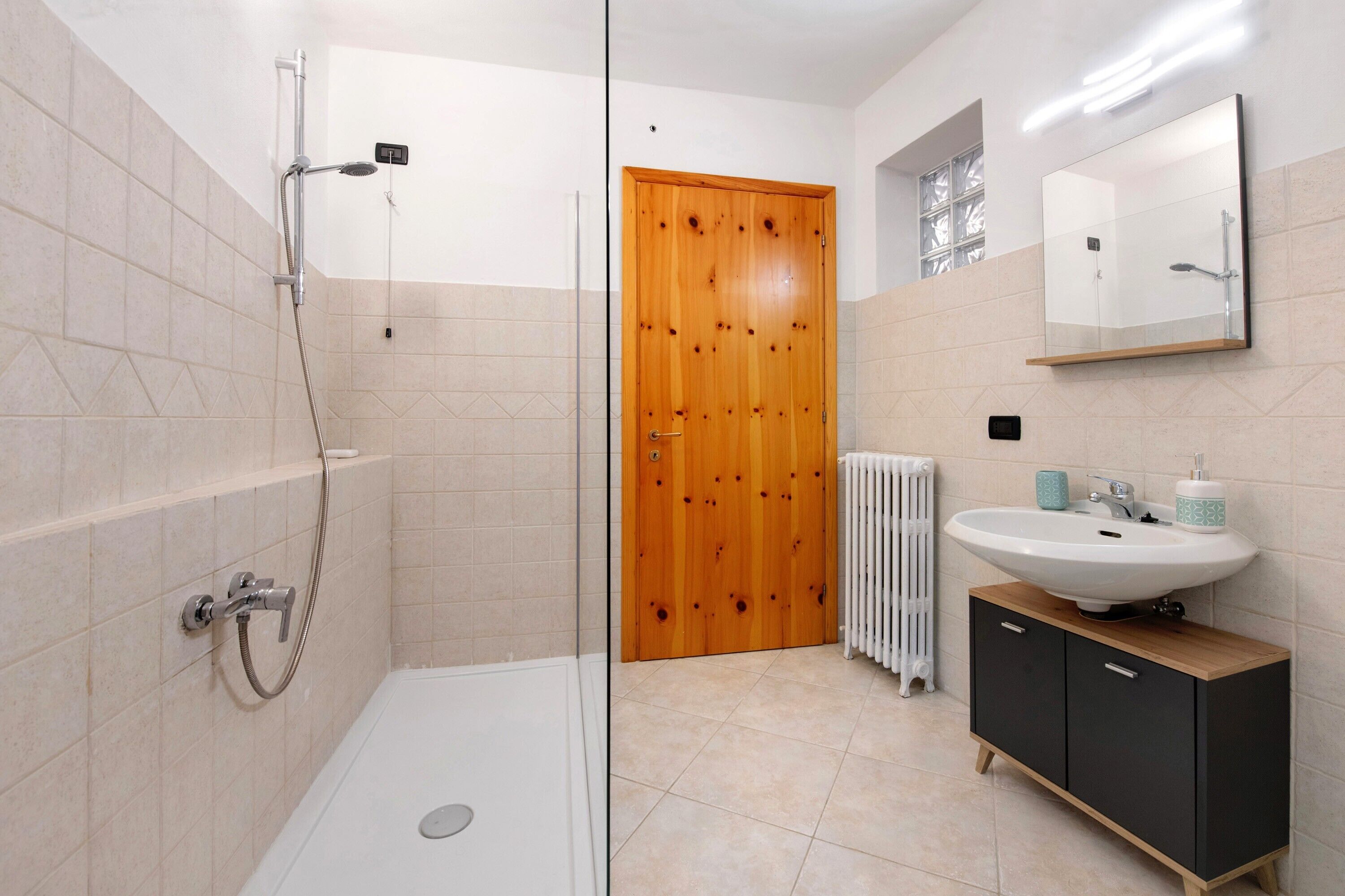 Dusche, Haartrockner, Handtücher