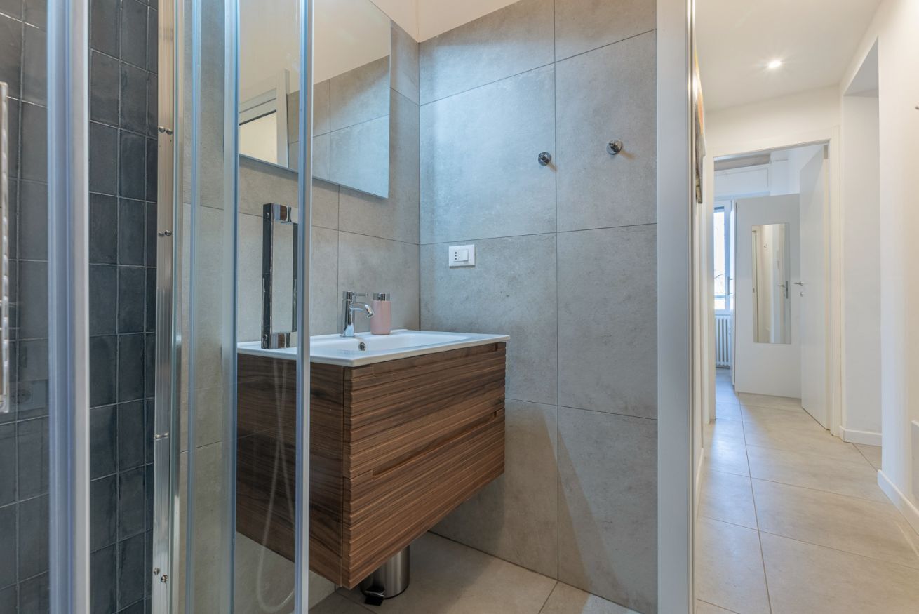 Douche, sèche-cheveux, bidet, serviettes fournies