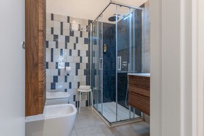 Regadera, secadora de cabello, bidet, toallas 