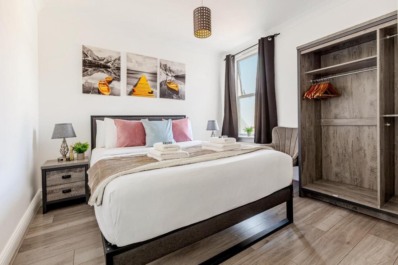 2 slaapkamers, een bureau, een strijkplank/strijkijzer, reisbedje