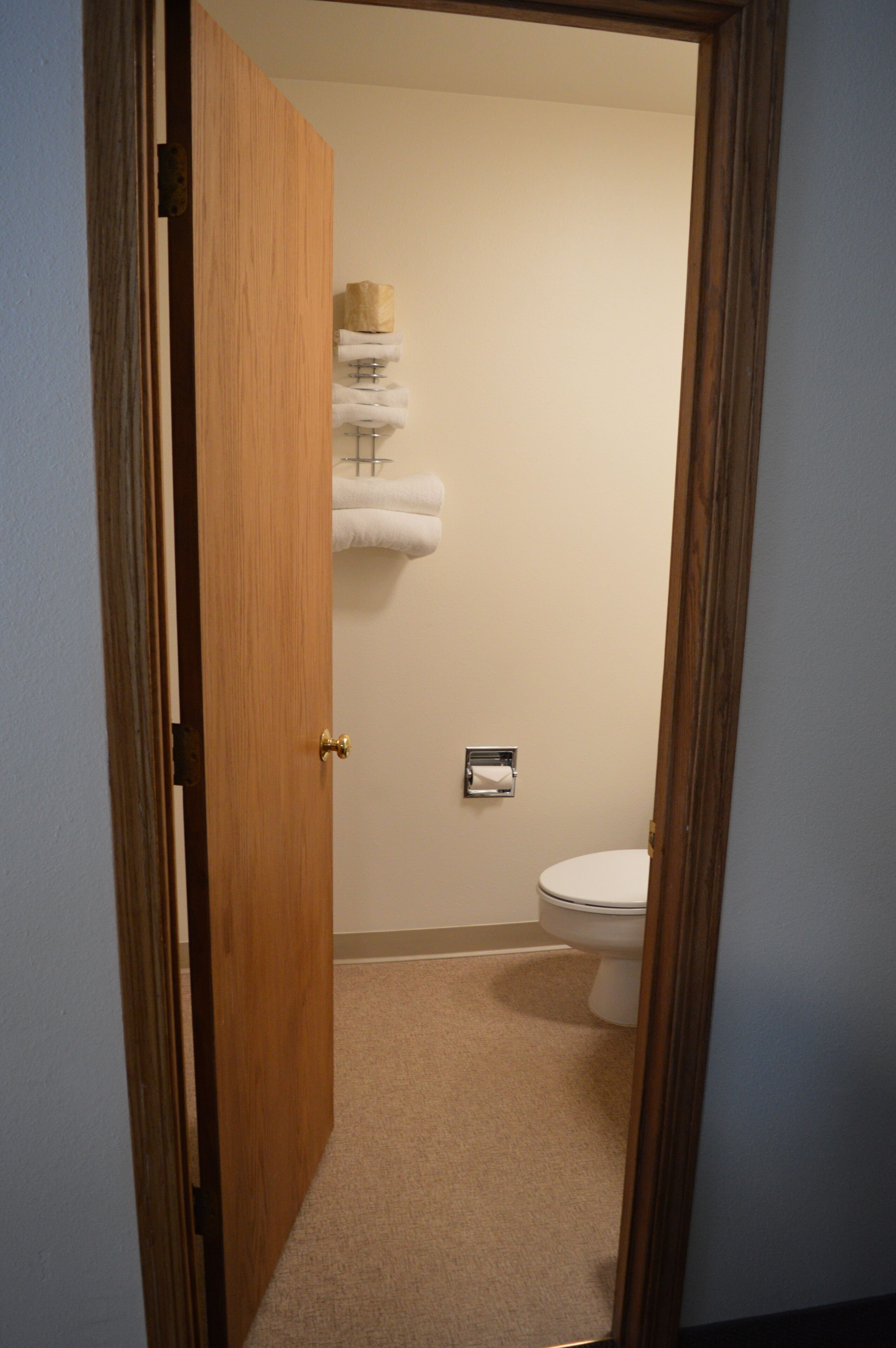 Een haardroger, handdoeken, zeep, toiletpapier