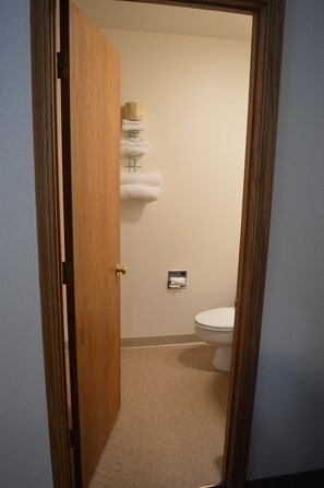 Hårtork, handdukar, tvål och toalettpapper