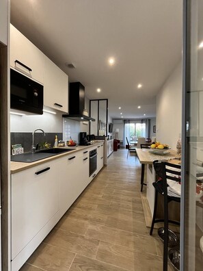 Réfrigérateur, four, lave-vaisselle