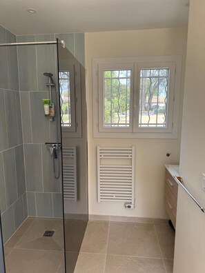 Shower, towels - Villa "Belles Feuilles" with swimming pool and tennis court (TRANS EN PROVENCE)