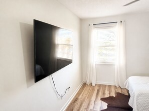 3 bedrooms, iron/ironing board, WiFi, bed sheets - Juniper: 3 bedroom w/ pool (Martinez)