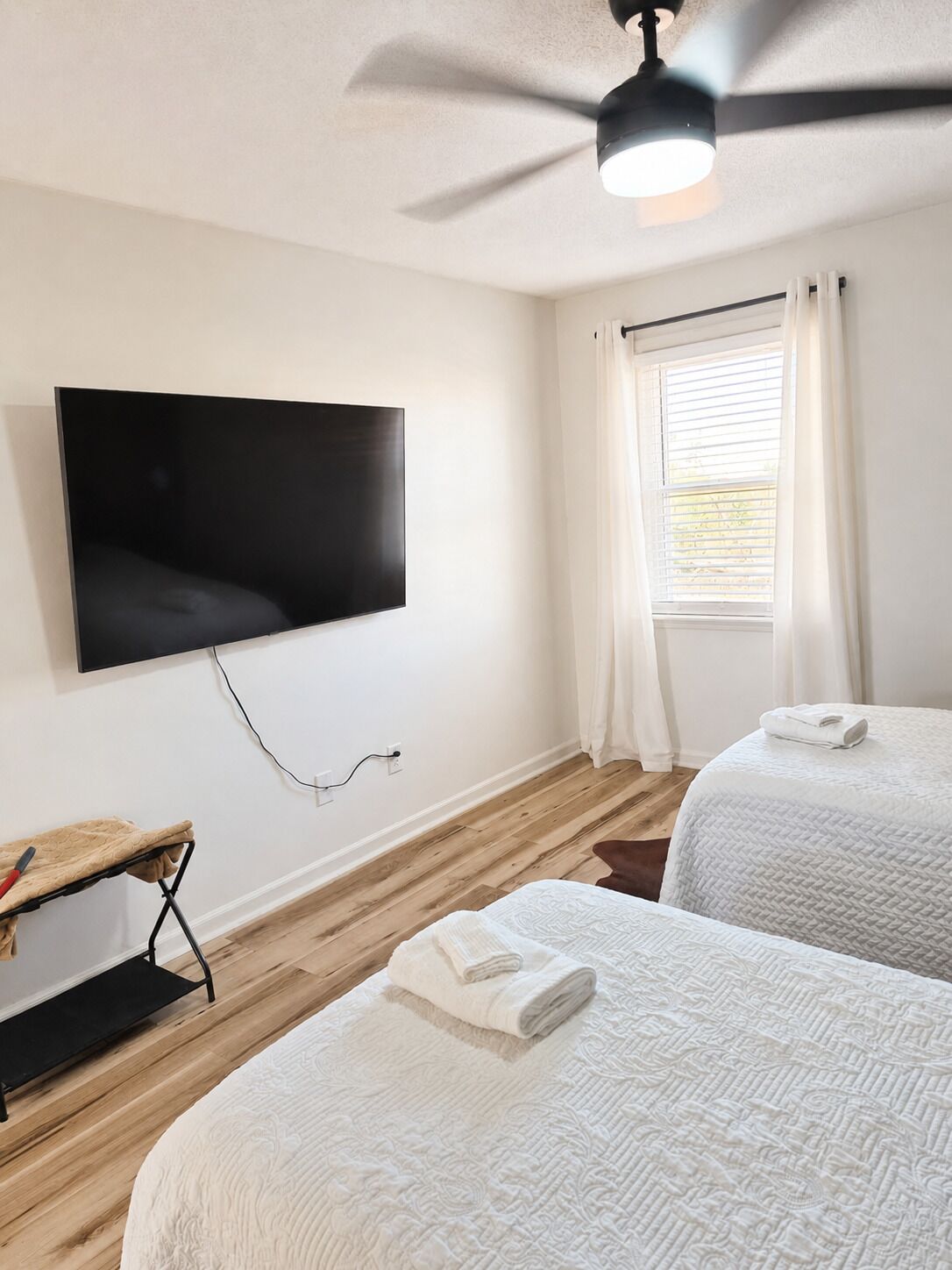 3 bedrooms, iron/ironing board, WiFi, bed sheets