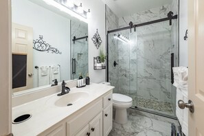 Dusche, Haartrockner, Handtücher, Toilettenpapier
