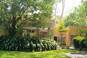 Exterior - Hermosa casa 3 recámaras rodeada de naturaleza con piscina compartida, WiFi, AC. (Comala)