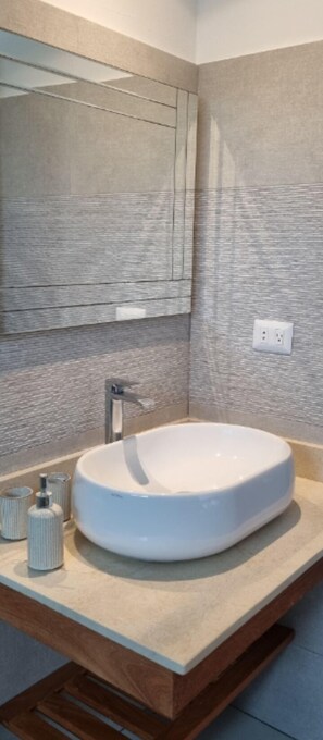 Shower, hair dryer, bidet, towels
