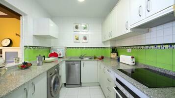 House, 4 Bedrooms, Terrace | Private kitchen